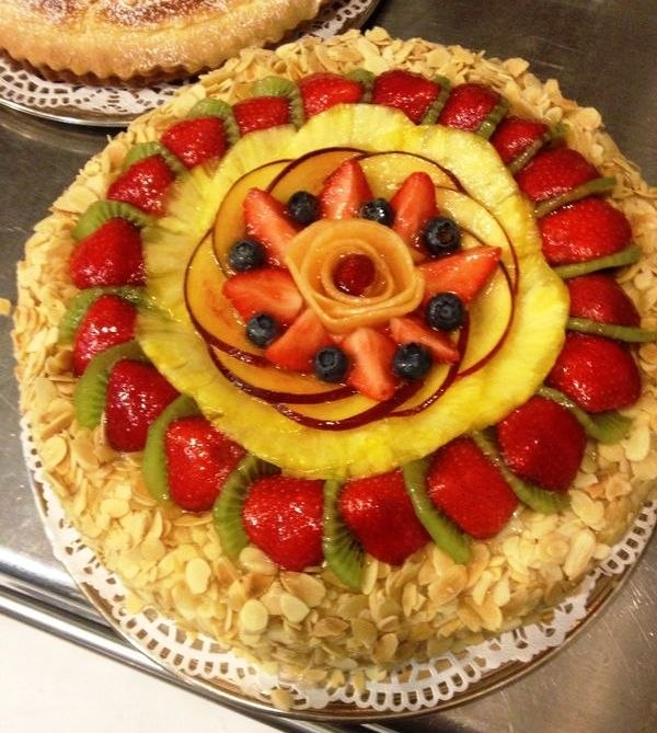 Torta con Frutta Fresca Mista di Stagione Torta con Frutta Fresca Mista di Stagione