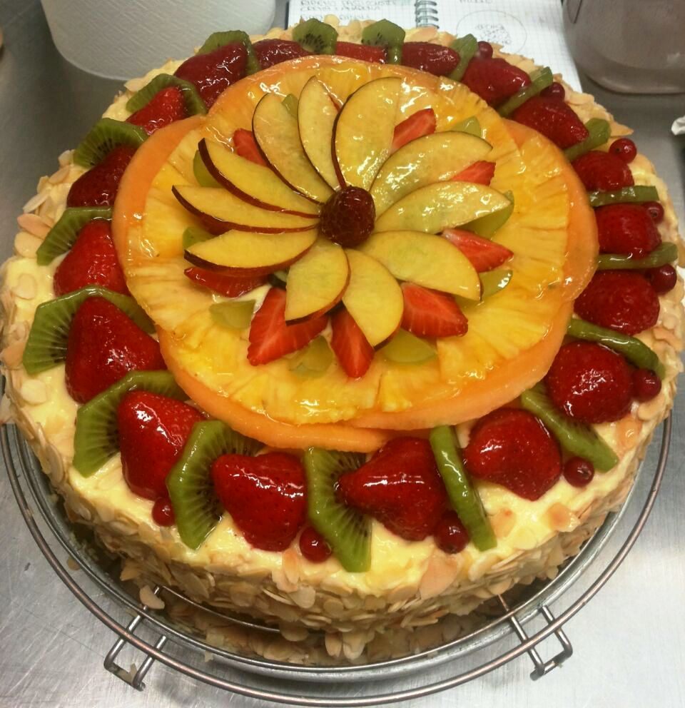 Torta con Frutta Fresca Mista di Stagione Torta con Frutta Fresca Mista di Stagione